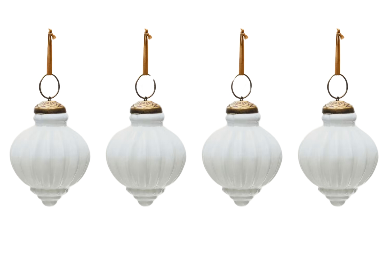 Set čtyř bílých skleněných vánočních ozdob Kave Home Irlo 8 cm