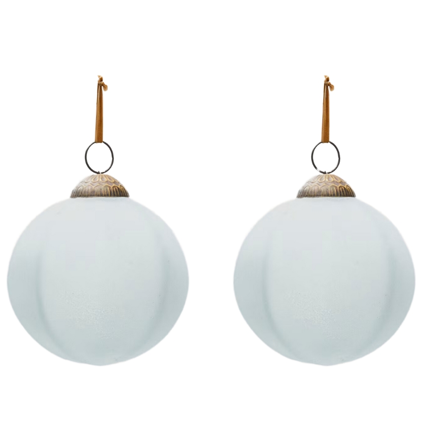 Set dvou bílých skleněných vánočních ozdob Kave Home Talve 10 cm