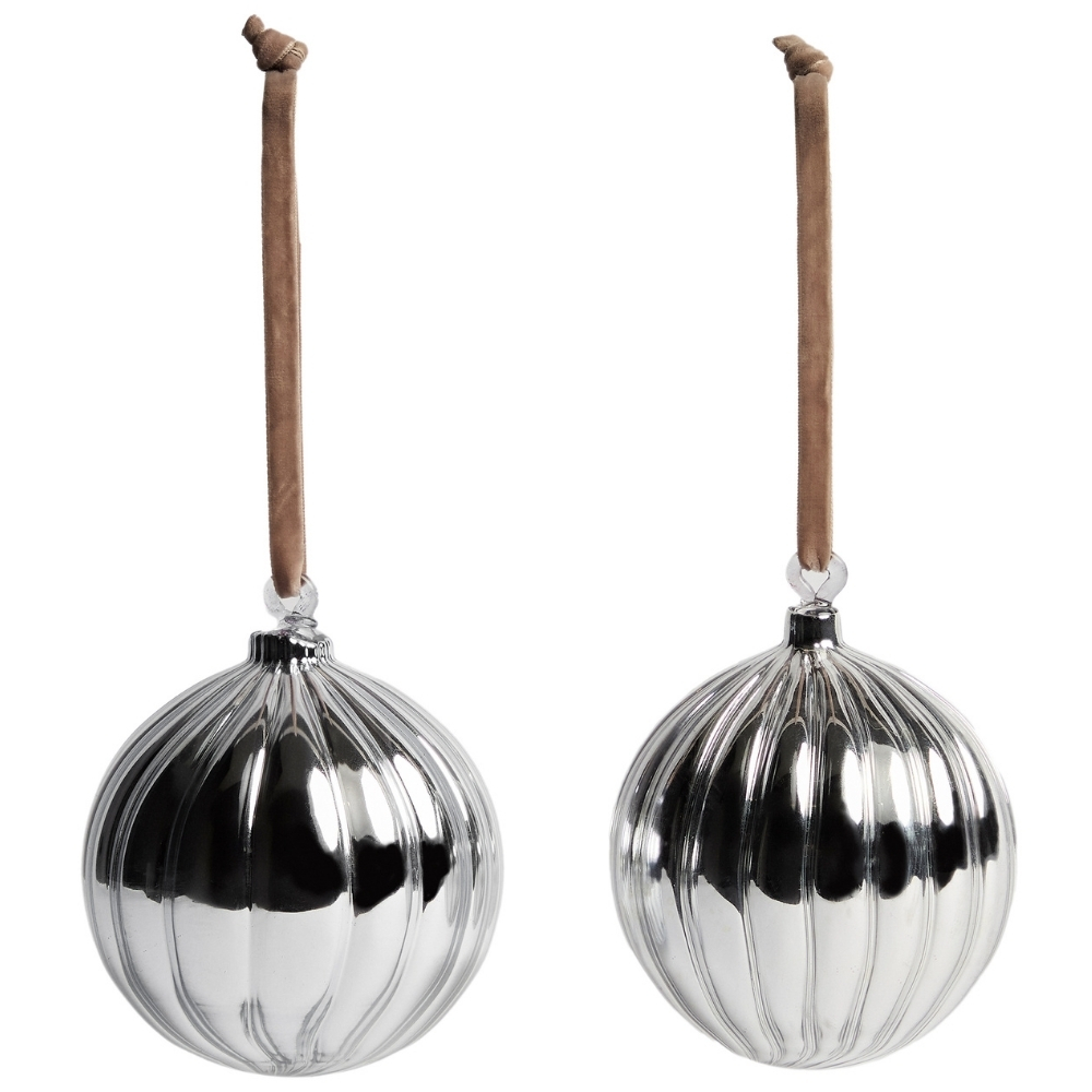 Kave Home Set dvou stříbrných skleněných vánočních ozdob Oranel 10 cm